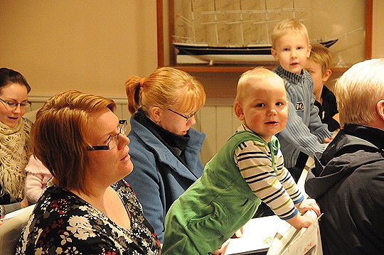 Särkisalossa lauloi viikonloppuna täysi kirkollinen lapsia, lähinnä Marja Bastman ja Sisu-poika.