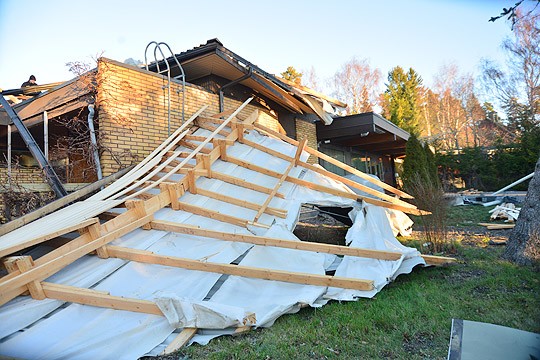 Peltikatto lensi paikoiltaan isoina kappaleina.