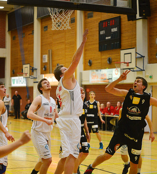 PeU oli tehokkaana Littoisissa. Kuvassa korin alla mustapaidoista Niilo Merilä.