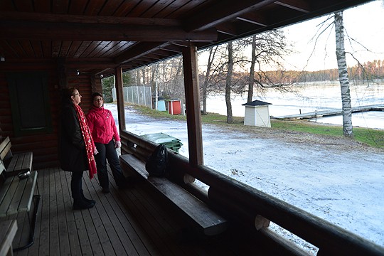 Eeva Koskinen ja Elina Muuri miettivät Naarärven suositun uimarannan tulevaisuutta.