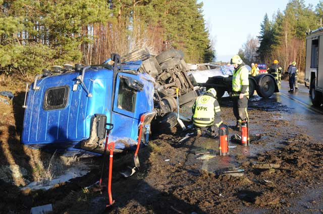 Säiliöauton perävaunu irtosi ja päätyi ilman etuakseleita parinkymmenen metrin päähän vetoautosta.