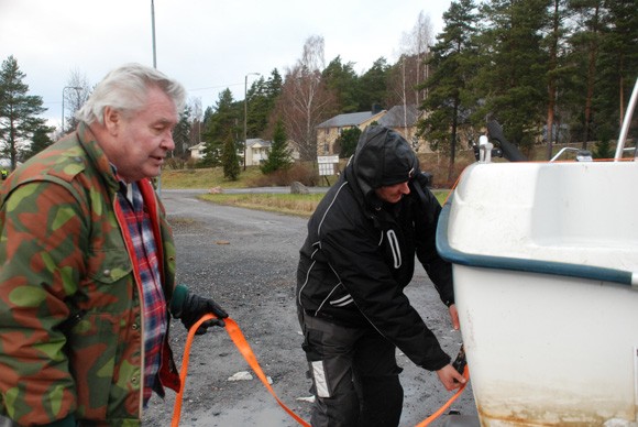 Keijo Tegelsten ja Magnus Svartström nostivat veneen varmuuden vuoksi Särkisalossa vuoden lopuksi.