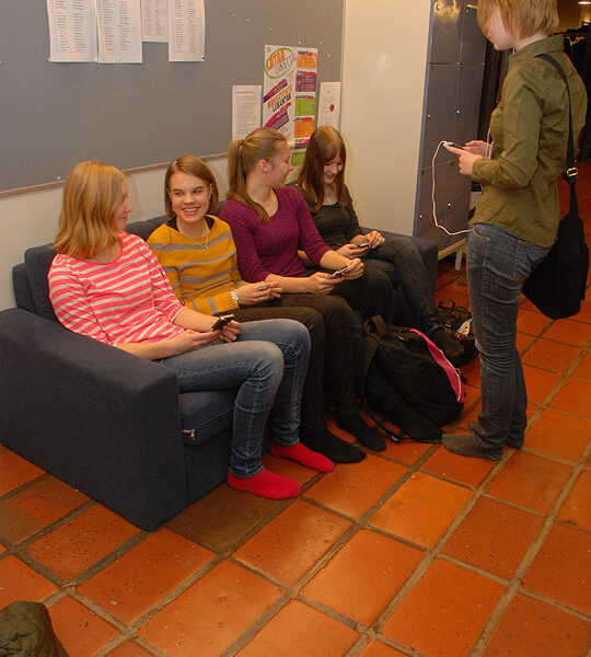 Nelli Hellberg, Martta Rintanen, Vilma Kaljonen, Mari Parviainen ja Ronja Raikaa kertovat puhelimen olevan todella tärkeä. Vaikka niistä onkin vaikea olla erossa oppituntien ajan, taskussa olevat puhelimet eivät häiritse opiskelua. –Opettajia ehkä häiritsee, Vilma nauraa.