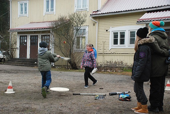 Teijon koulun viides- ja kuudesluokkalaiset pelasivat pesäpalloa leudossa talvisäässä. Lyöntivuorossa Unto Salminen ja lukkarina Arttu Honkala. Tuomarina toimi Mikko Linna.