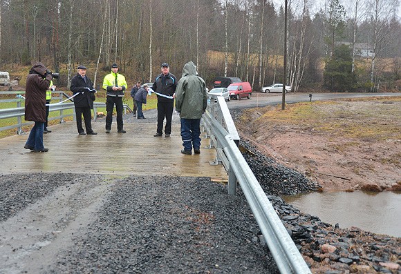 Tiestöpalvelu Seppälän Sakari Seppälä, Turun teollisuuden rakentajat Oy:n Vesa Rantanen ja tiekunnan Jarmo Ojamo leikkasivat nauhan, kuten sillan vihkiäisiin kuuluu.