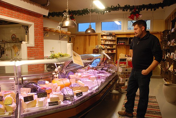 Per Friman lupaa messukävijöille juustomaistiaisia.