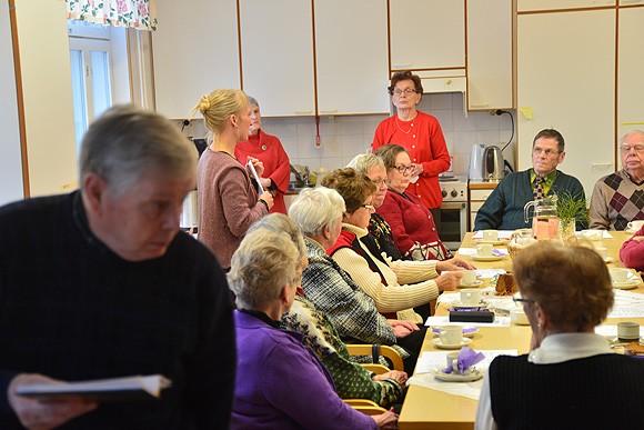 Maija Butters kertoi täydelle salille Yhres etteskesi-hankkeesta. Pöydän päässä kuulolla mm. Ahti Keinonen.