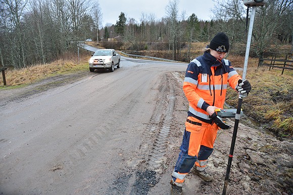 Kosken asemalla on valokuitu valmiina maassa. Ville Nuppola merkitsi sen reitin perjantaina.