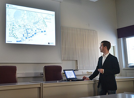 Arkkitehti Niklas Kronberg esitteli yhtä vaihtoehtoa Kemiön keskustan selkeyttämiseksi. Uusien asuintalojen paikka olisi keskustan laidoilla, kaupan tontit maantien reunalla.