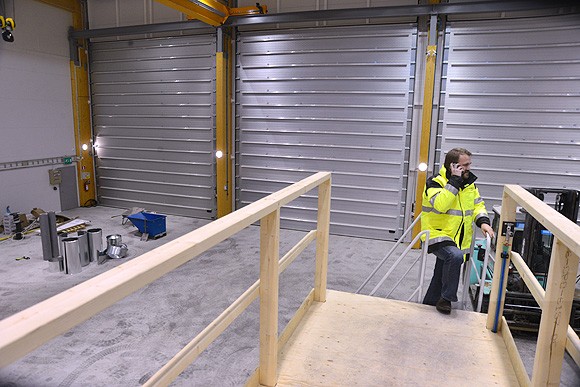 Toimitusjohtaja Niko Haron takana näkyvistä ovista pukataan lähiaikoina sisään puolustusvoimille rakennettavien kuljetusveneiden rungot.