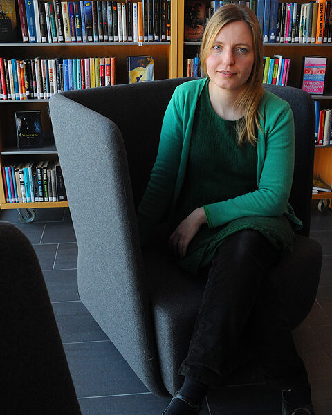 Laura Naukkarisella on musiikin tekemisen lisäksi päivätyö Kemiön kirjastossa.