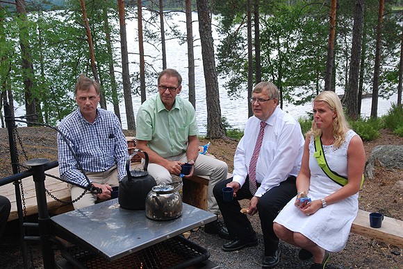 Maa- ja metsätalousministeri Jari Koskinen (kok.) ja kansanedustajat Pertti Hemmilä (kok.), Esko Kiviranta (kesk.) sekä Katja Taimela (sd.) keskustelivat nokipannukahvien äärellä Teijon retkeilyalueen tulevaisuudesta viime kesänä.