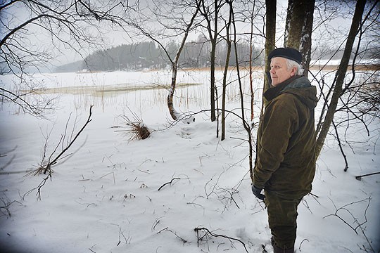 Hannu Paunilan edessä siintää tuloillaan olevan kansallispuiston yksi osanen; Teijonselällä uinuva Isoholman saari.