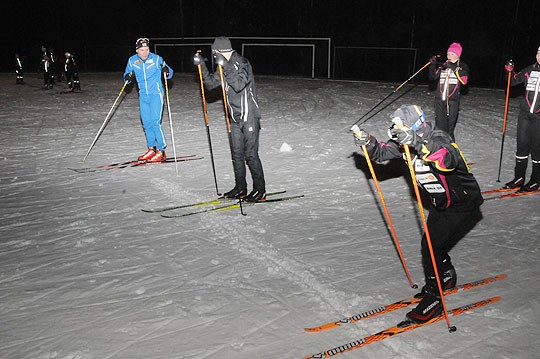 Lauri Vuorisen seuraavat tähtäin on Lahden SM-kisoissa. Tiistaina hän opasti kuitenkin hiihtokoululaisia kotimaisemissaan Perniössä.