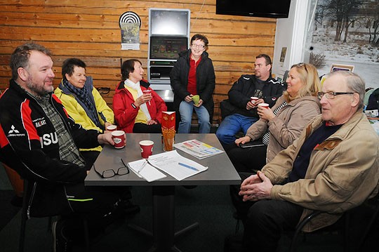 Kai Siltanen, Sirpa Halenius, Anja Kallio, Riitta Avola, Petteri Elo, Pia Kaartinen ja Carl-Henrik Löfberg miettivät kahvikupin ääressä kylän laidalle tulevaa kansallispuistoa.