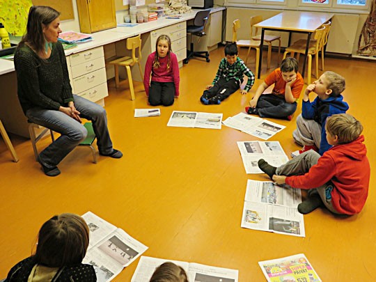 Kolmasluokkalaiset rakensivat mielikuvituksellisen seikkailukertomuksen Perniönseudun Lehden kuvien perusteella opettaja Jaana Kotavuopion johdolla.