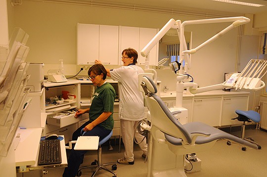 Perniön hammashoitolassa hoidetaan taas maanantaista alkaen purukalustot kuntoon. Kaisa Koskinen ja Raija Rytkönen pistivät alkuviikolla hoitohuoneen tarvikkeita paikoilleen.