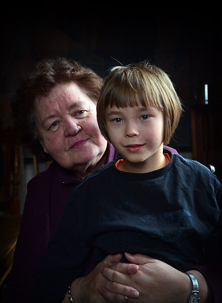 Leila Kuosa on ollut mukana liikuttamassa perniöläislapsia 1980-luvulta asti. Hiihtolomaviikolla piti puolestaan mamman liikkeessä tyttärentytär Lili.