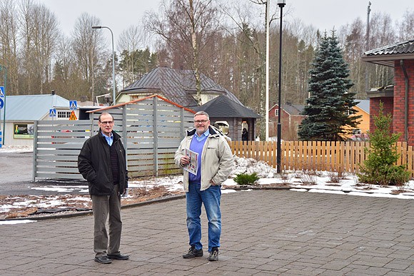 Kent Gustafsson ja Kim Holmberg iloitsevat siitä, että Tenholaan on muuttanut lapsiperheitä.