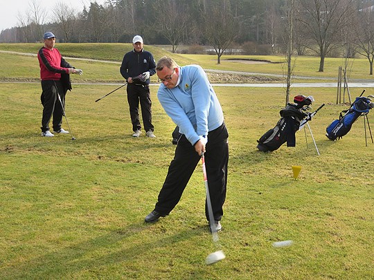 Tom Grönholm ja Michael Nurmi katsovat, kun Mikael Rajamäen swingi viuhuu vauhdikkaasti jo maaliskuun ensimmäisenä.
