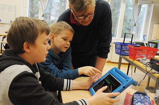 Patrik Engblom ja Santeri Salminen näyttivät Matti Korvelle hetkessä, mistä tabletista löytyvät soittimet.