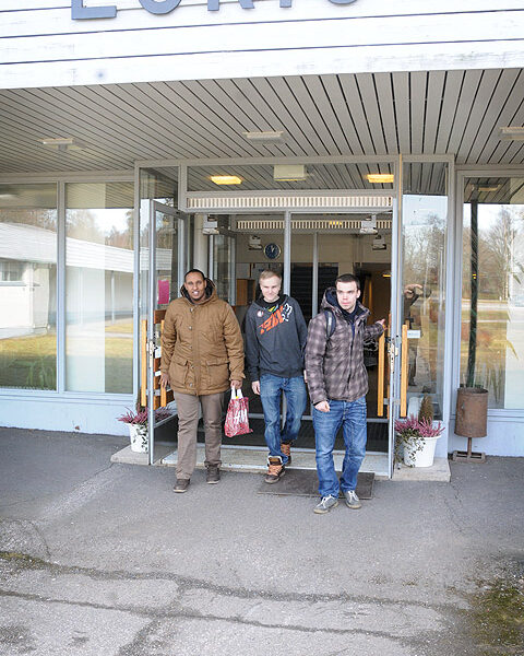 Yksi koitos takana; Guleid Abdullahi, Akseli Pölönen ja Lasse Hilska saivat keskiviikon ylioppilaskirjoitukset pakettiin.