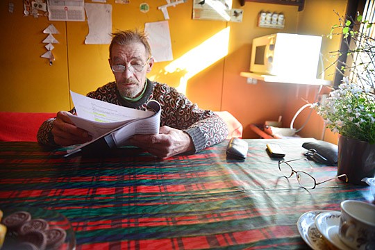 Kesäteatterilaisen työ on jo maaliskuussa alkanut: Arvo Malin pänttää käsikirjoitusta.