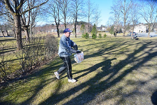 Tätä lajia riittää: Tommi Helminen haki jonkun hylkäämän muovipussin pois pensasaidasta.