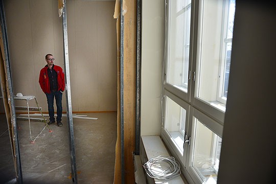 Tony Hellströmin vetämä kahvila täyttää vielä tänä keväänä entiset taloushallinnon tilat. Sitä ennen on muun muassa kaadettava väliseiniä.