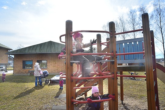 Kiipeilyteline ja liukumäki ovat päiväkerholaisten suosikkeja. Tiistaina ulkoilemassa olivat muun muassa Sanni ja Helmi.