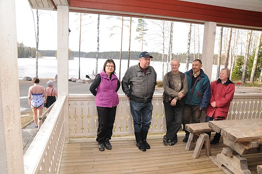 Tieksmäki-Metolan aktiiviset yhdessä rivissä, vas. Jaana Joutsen, Pekka Korpela, Markku Pääkkönen, Risto Salmi ja Sinikka Salmi. Lauantaina oli myös uintipäivä.