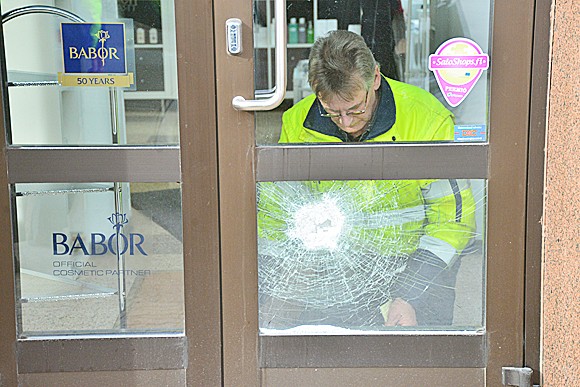 Kiinteistönhuoltoyrittäjä Tapio Pulkkinen mittasi rikkoutunutta ikkunaa tiistaiaamuna.
