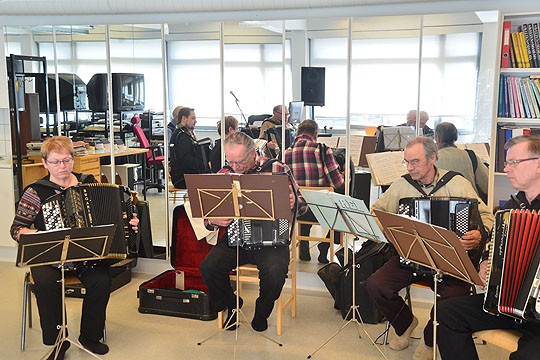 Nämä harmonikat soivat myös sunnuntaina. Tiistaina harjoituksissa olivat muun muassa Seija Paju, Keijo Leivonen, Tarmo Niemi ja Antero Peijonen.