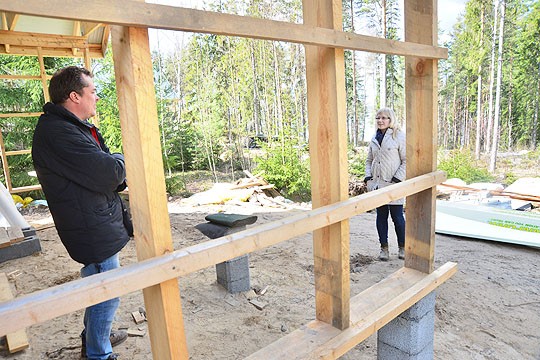 Ylöstalon matkailutilalle rakennetaan parhaillaan kahta uutta mökkiä. Juha Karimo ja Anu Saarelainen kertovat kalastajien olevan vuoden ensimmäisiä tulijoita.