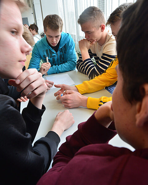 Perniössä mietittiin maanantaina muun muassa, olisiko kuntoiluharrastus jalostettavissa yritykseksi ja jos olisi, kuka tekisi mitäkin. Pöydän päässä Julius Järvilinna, Viljami Tiikasalo ja Paavo Eriksson.