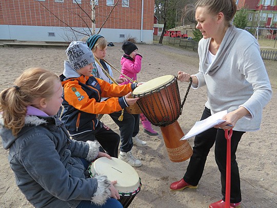 Rumpuja pääsiäisdraamassa pääsevät soittamaan Juulia Kakko (vas), Vili Sundberg, Juuso Lehti ja Olivia Laakso. Ohjeita antamassa Annakaisa Siltanen.