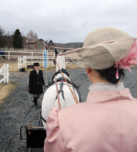 Valjakkokilpailujen ensimmäinen päivä, kouluajot, ovat kuin aikahyppy vanhaan aikaan. Tyylinäytteen antavat Tiina Signell, Annika Härkönen ja Pinkki.