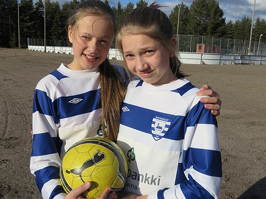 Pallo pysyy Iina Arellin (vas) ja Sara Ruostesaaren hallussa.