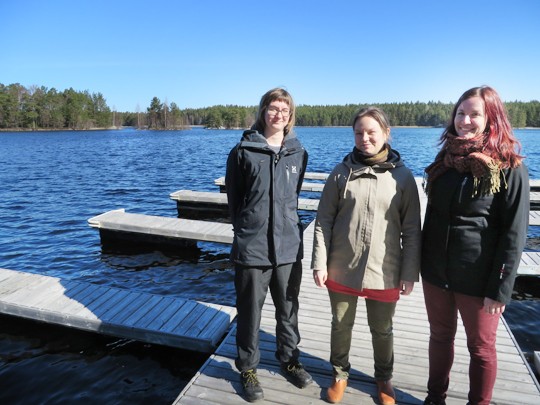 Suvi Järvenpää (vas) on työskennellyt Teijon retkeilyalueella jo pari kuukautta, mutta Jenni Jelkänen ja Anni Karlin aloittivat tiistaina ensimmäisen työpäivänsä seudulla. Suvin seuraaviin töihin kuuluu veneiden tuominen laituriin.
