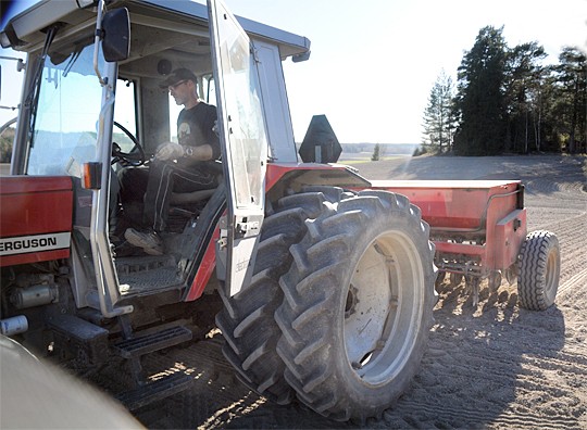 Kevät on tässä mallissa: Antti Kaljonen kylvi ohraa Kaukurintien varressa tiistaina.