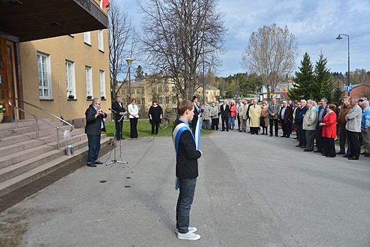 Kunnantalon eteen kokoontui ennen nauhanleikkuuta ja ovien avaamista kymmenien ihmisten joukko.