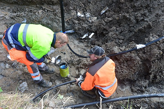 MuKin osuuskunnan viemäröintityö alkoi Korvensalmen alueella. Aikanaan osuuskunnan viemärin kuljettamat jätevedet ohjataan Salon keskuspuhdistamolle. Tiistaina kaivuutöissä olivat Janne Reunanen ja Tuomas Vuori.