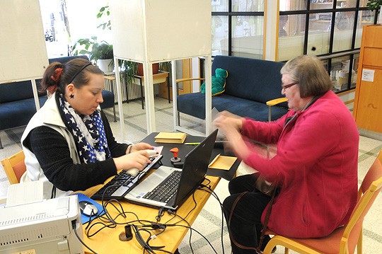 Päivi Lång kirjasi äänestämässä käyneen Tarja Järvisen tiedot järjestelmään.
