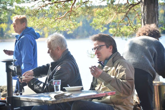 Ympäristöministeri Ville Niinistö päätti Teijon-kierroksensa kuhakeiton äärellä Isoholmassa.