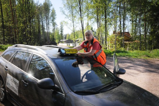 Kartta ei synny ilman maastokäyntejä; ilmakuvaa ja vanhaa karttaa on verrattava todellisuuteen. Pia Erikssonin teki töitä viime viikolla Strömman kanavatiellä.