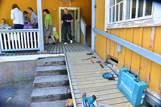 Maanantaina talkoo-ohjelmassa oli muun muassa päärakennuksen seinä. Välillä pidettiin kahvitaukoa kuistilla.