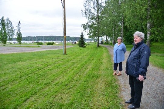 Sinikka Hosiokoski-Mäkinen ja Christina Virkki haluaisivat nähdä Särkisalon torilla jälleen elämää.