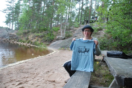 Uinnin jälkeen voi vetää päälle vaikka yhdistyksen teettämän Teijo-auto-paidan, jota Elina Rantamäki esittelee.