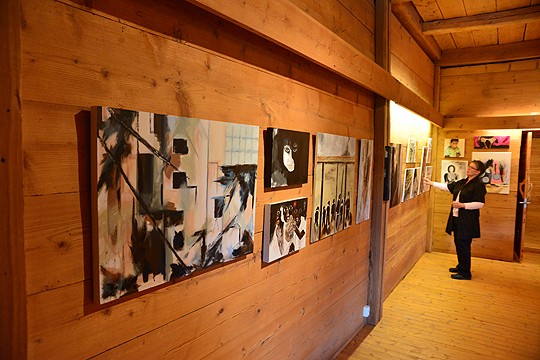 Anita Koskisen taulut kuvaavat rankkojakin aiheita, kuten uutiskuvia kriisialueista.