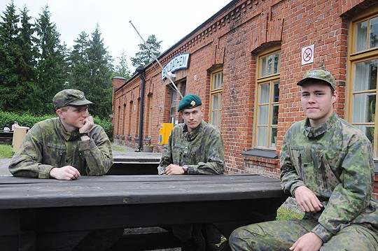 Onni Poutanen, Juho Eriksson ja Oscar Westberg toteavat rannikkojääkärikoulutuksen olevan varsin fyysistä.